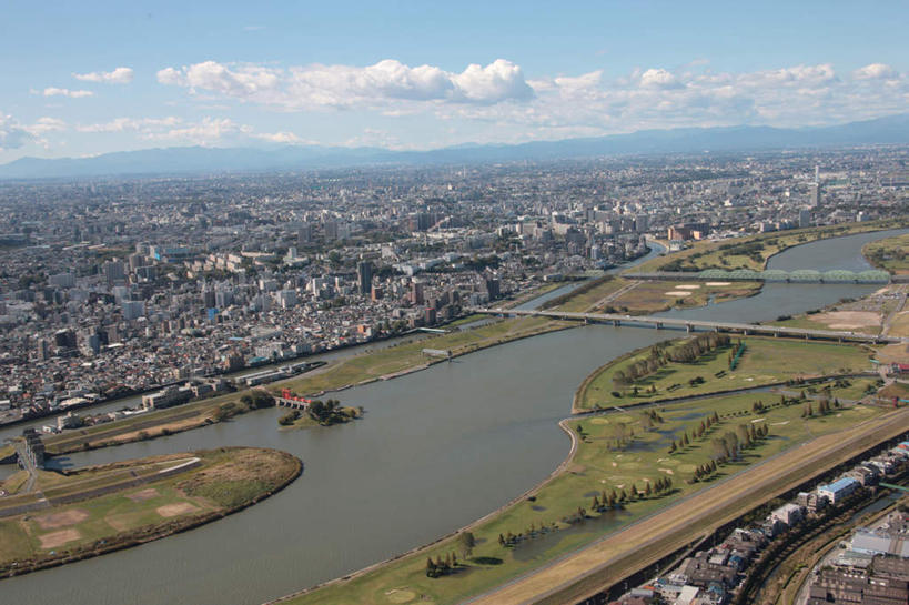 无人,家,横图,全景,俯视,航拍,室外,白天,旅游,度假,草地,草坪,河流,美景,树林,水,天际线,植物,别墅,城市风光,城市,大桥,道路,建筑,立交桥,路,桥梁,铁路,公路,日本,亚洲,阴影,光线,影子,房屋,屋子,地平线,河水,景观,水流,云,云朵,高架,公寓,建筑群,桥,辽阔,地面,轨道,交通,铁轨,云彩,娱乐,建设,洋房,楼房,住宅,草,树,树木,蓝色,绿色,白云,蓝天,天空,阳光,自然,天,享受,休闲,景色,放松,运输,生长,晴朗,成长,一望无际,鸟瞰,延伸,东亚,本州,关东地方,本州岛,日本国,天地相交,崎玉,崎玉县,晴空,马路,彩图,高角度拍摄,房子