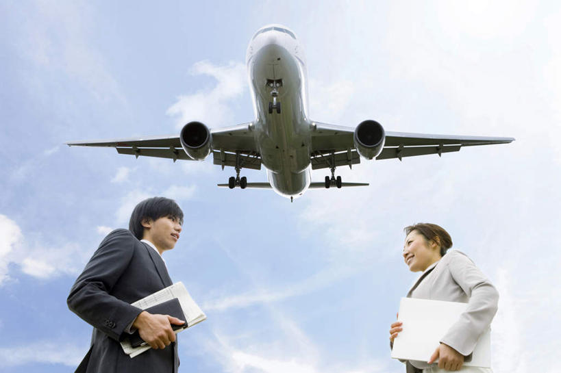 东方人,两个人,伙伴,朋友,商务人士,商务男性,商务女性,站,笑,微笑,露齿笑,横图,室外,白天,仰视,衬衫,西装,友谊,合作,团队,飞机,亚洲,飞翔,握,阴影,套装,正装,飞行,光线,材料,档案,文件,影子,云,云朵,交通,翱翔,拿,云彩,拿着,注视,职业装,黄种人,航空,飞舞,蓝色,黑色,灰色,白云,蓝天,天空,阳光,资料,交通工具,天,观察,看,站着,战略,握着,运输,晴朗,观看,察看,航行,客机,关注,飘动,载具,文档,商务装,工薪阶层,联合,合谋,遨游,漫游,配合,协作,男人,男性,年轻男性,年轻女性,女人,女性,亚洲人,白领,上班族,晴空,站立,半身,彩图,低角度拍摄,衬衣