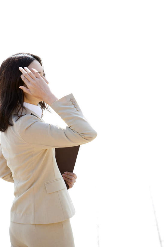 东方人,一个人,商务人士,商务女性,站,摸,竖图,室外,白天,仰视,西装,亚洲,仅一个年轻女性,仅一个女性,仅一个人,抚摸,握,套装,正装,朦胧,模糊,材料,档案,文件,拿,拿着,注视,职业装,黄种人,资料,观察,看,站着,米色,握着,观看,察看,关注,文档,商务装,工薪阶层,年轻女性,女人,女性,亚洲人,白领,上班族,触摸,接触,站立,半身,彩图,低角度拍摄