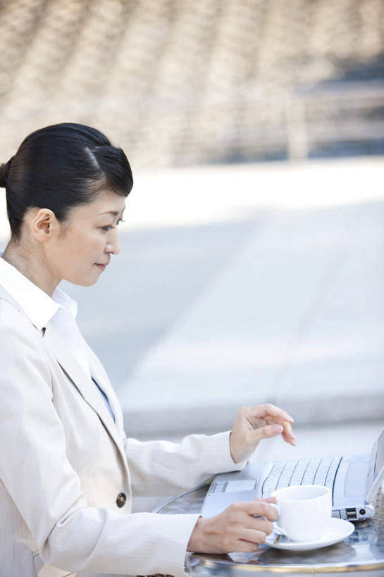 东方人,一个人,商务人士,商务女性,办公室,竖图,室内,白天,侧面,西装,看书,阅读,电脑,笔记本电脑,家具,桌面,桌子,杯子,餐具,书籍,亚洲,仅一个女性,仅一个人,握,学习,套装,正装,朦胧,模糊,网络,瓷器,碟子,盘,办公桌,咖啡杯,陶瓷制品,拿,拿着,职业装,黄种人,通讯设备,一个,白色,盘子,书本,碟,看,仅一个中年女性,读书,浏览,握着,单个,无线,瓷杯,通信设备,商务装,无线网络,无线上网,便携式电脑,工薪阶层,办公家具,手提电脑,女人,女性,中年女性,亚洲人,白领,上班族,书,图书,半身,彩图