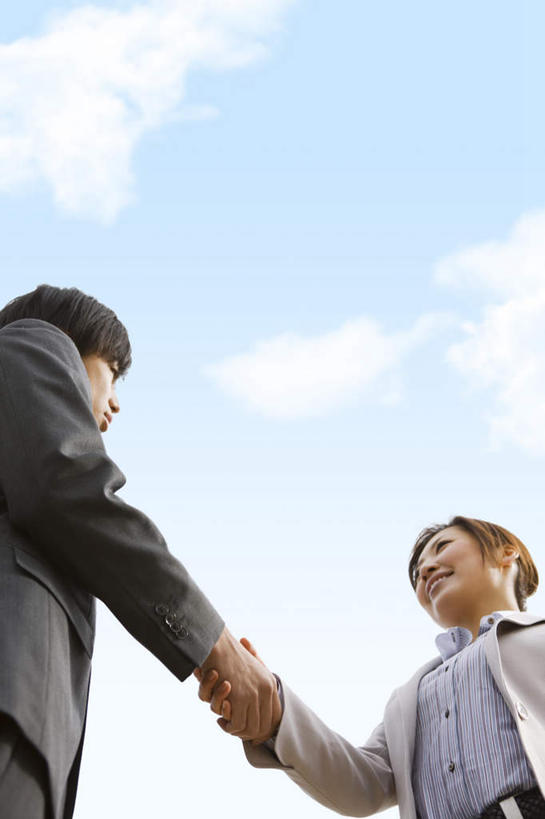 东方人,两个人,伙伴,朋友,商务人士,商务男性,商务女性,站,握手,笑,微笑,露齿笑,竖图,室外,白天,仰视,衬衫,友谊,合作,团队,亚洲,阴影,套装,光线,影子,云,云朵,云彩,注视,黄种人,蓝色,白云,蓝天,天空,阳光,天,观察,看,站着,战略,晴朗,观看,察看,关注,商务装,工薪阶层,联合,合谋,配合,协作,男人,男性,年轻男性,年轻女性,女人,女性,亚洲人,白领,上班族,晴空,搀手,拉手,手拉手,手握手,站立,半身,彩图,低角度拍摄,衬衣