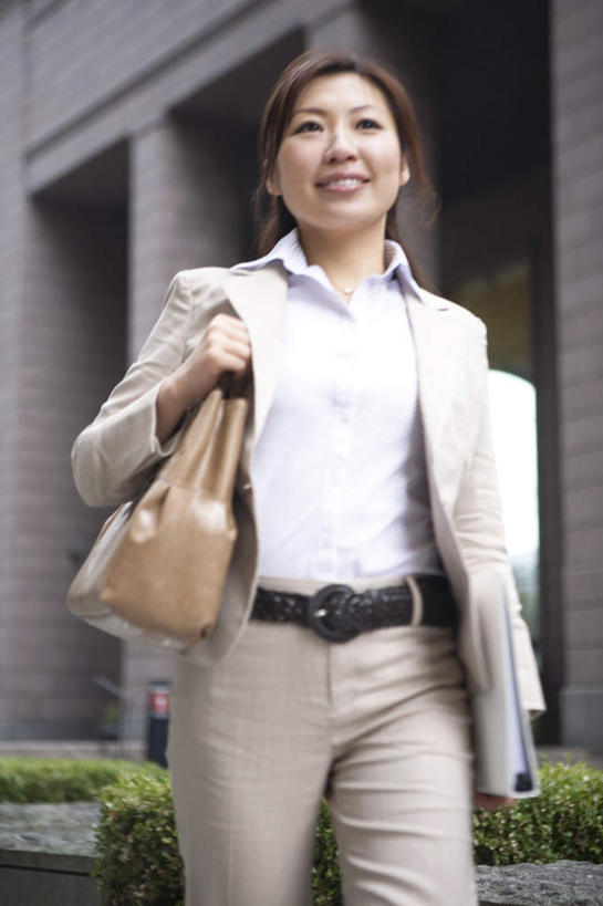 东方人,一个人,商务人士,商务女性,高楼大厦,走,竖图,室外,白天,仰视,度假,草地,草坪,美景,植物,城市风光,标志建筑,城市,大厦,地标,建筑,摩天大楼,亚洲,仅一个年轻女性,仅一个女性,仅一个人,握,阴影,套装,朦胧,模糊,光线,包,影子,景观,拿,拿着,注视,黄种人,娱乐,建设,草,绿色,阳光,观察,看,享受,休闲,景色,放松,握着,观看,察看,关注,商务装,工薪阶层,提包,年轻女性,女人,女性,亚洲人,白领,上班族,步行,散步,走路,半身,彩图,低角度拍摄,大楼,高层建筑,高楼,摩天楼