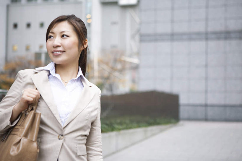 东方人,一个人,商务人士,商务女性,高楼大厦,站,横图,室外,白天,正面,度假,草地,草坪,美景,植物,城市风光,标志建筑,城市,大厦,地标,建筑,摩天大楼,亚洲,仅一个年轻女性,仅一个女性,仅一个人,握,阴影,套装,朦胧,模糊,光线,包,影子,景观,拿,拿着,注视,黄种人,娱乐,建设,草,绿色,阳光,观察,看,站着,享受,休闲,景色,放松,握着,观看,察看,关注,商务装,工薪阶层,提包,年轻女性,女人,女性,亚洲人,白领,上班族,站立,半身,彩图,大楼,高层建筑,高楼,摩天楼