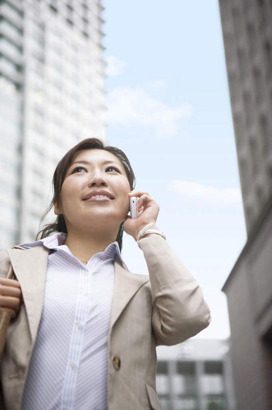 东方人,一个人,商务人士,商务女性,高楼大厦,站,打电话,竖图,室外,白天,仰视,度假,美景,城市风光,标志建筑,城市,大厦,地标,建筑,摩天大楼,电话,手机,日本,亚洲,仅一个年轻女性,仅一个女性,仅一个人,握,阴影,套装,朦胧,模糊,光线,包,影子,景观,拿,拿着,注视,黄种人,娱乐,通讯设备,建设,阳光,观察,看,站着,享受,休闲,景色,放松,握着,观看,察看,关注,商务装,工薪阶层,东亚,日本国,提包,交流,年轻女性,女人,女性,亚洲人,白领,上班族,沟通,通话,站立,半身,彩图,低角度拍摄,大楼,高层建筑,高楼,摩天楼