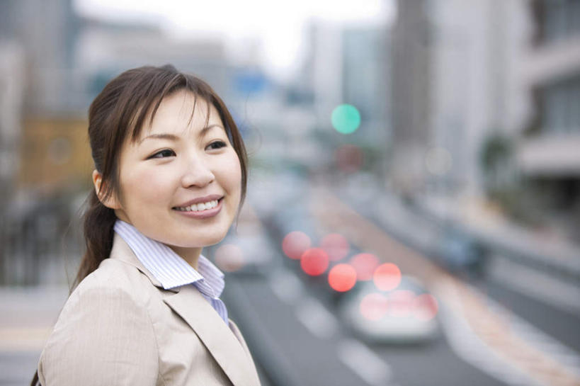 东方人,脸,头,脸颊,一个人,商务人士,商务女性,高楼大厦,站,笑,微笑,露齿笑,横图,室外,特写,白天,侧面,度假,美景,城市风光,标志建筑,城市,大厦,道路,地标,建筑,路,摩天大楼,公路,日本,亚洲,仅一个年轻女性,仅一个女性,仅一个人,阴影,套装,朦胧,模糊,光线,影子,景观,交通,注视,黄种人,娱乐,建设,肩膀,阳光,观察,看,站着,享受,休闲,景色,放松,观看,察看,关注,商务装,工薪阶层,东亚,日本国,年轻女性,女人,女性,亚洲人,头部,脸部,脸蛋,面部,白领,上班族,马路,站立,半身,彩图,大楼,高层建筑,高楼,摩天楼