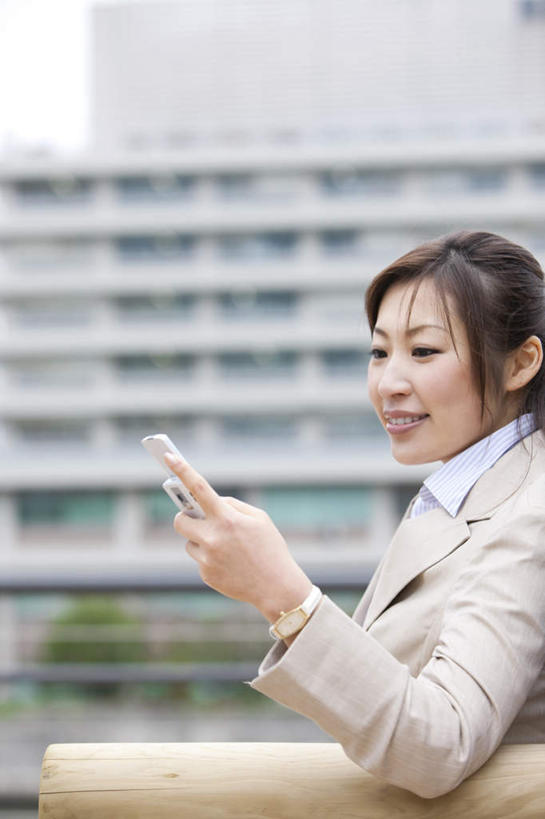 东方人,一个人,商务人士,商务女性,高楼大厦,坐,打电话,竖图,室外,白天,侧面,度假,美景,城市风光,标志建筑,城市,大厦,地标,建筑,电话,手机,日本,亚洲,仅一个年轻女性,仅一个女性,仅一个人,握,阴影,套装,朦胧,模糊,光线,包,影子,景观,拿,拿着,注视,黄种人,娱乐,通讯设备,建设,阳光,观察,看,享受,休闲,景色,放松,握着,观看,察看,关注,商务装,工薪阶层,东亚,日本国,提包,交流,年轻女性,女人,女性,亚洲人,白领,上班族,沟通,通话,坐着,半身,彩图,大楼,高层建筑,高楼