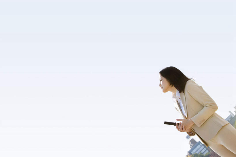东方人,一个人,商务人士,商务女性,高楼大厦,站,打电话,横图,室外,白天,仰视,度假,美景,城市风光,标志建筑,城市,大厦,地标,建筑,摩天大楼,电话,手机,亚洲,仅一个年轻女性,仅一个女性,仅一个人,握,阴影,套装,朦胧,模糊,光线,影子,景观,拿,拿着,注视,黄种人,娱乐,通讯设备,建设,蓝色,蓝天,天空,阳光,天,看,站着,享受,休闲,思考,景色,放松,考虑,握着,晴朗,关注,商务装,工薪阶层,万里无云,交流,年轻女性,女人,女性,亚洲人,白领,上班族,晴空,晴空万里,沟通,抬头,通话,仰头,站立,半身,彩图,低角度拍摄,大楼,高层建筑,高楼,摩天楼
