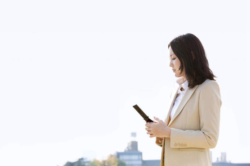 东方人,一个人,商务人士,商务女性,高楼大厦,站,打电话,横图,室外,白天,侧面,度假,美景,城市风光,标志建筑,城市,大厦,地标,建筑,摩天大楼,电话,手机,亚洲,仅一个年轻女性,仅一个女性,仅一个人,握,阴影,套装,朦胧,模糊,光线,影子,景观,拿,拿着,注视,黄种人,娱乐,通讯设备,建设,蓝色,蓝天,天空,阳光,天,低头,观察,看,站着,享受,休闲,景色,放松,握着,晴朗,观看,察看,关注,商务装,工薪阶层,万里无云,交流,年轻女性,女人,女性,亚洲人,白领,上班族,晴空,晴空万里,沟通,通话,站立,半身,彩图,大楼,高层建筑,高楼,摩天楼