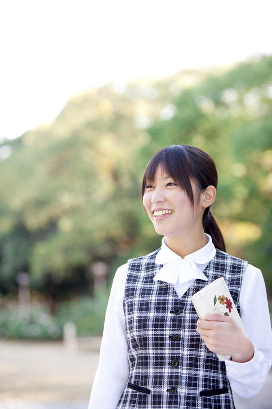 东方人,一个人,商务人士,商务女性,站,竖图,室内,白天,正面,工作服,制服,树林,植物,亚洲,仅一个年轻女性,仅一个女性,仅一个人,握,阴影,套装,朦胧,模糊,光线,影子,拿,拿着,注视,黄种人,树,树木,蓝色,绿色,阳光,自然,观察,看,站着,握着,皮夹子,钱包,生长,成长,观看,察看,零钱包,皮夹,关注,商务装,工薪阶层,工作制服,年轻女性,女人,女性,亚洲人,白领,上班族,站立,半身,彩图,工作套服