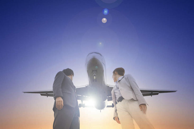 东方人,两个人,伙伴,朋友,商务人士,商务男性,商务女性,站,横图,室外,白天,仰视,衬衫,友谊,合作,团队,光晕,日落,飞机,亚洲,阴影,套装,光线,圆形,影子,晚霞,霞光,交通,注视,黄种人,航空,阳光,黄昏,交通工具,观察,回头,看,站着,转头,彩霞,战略,运输,观看,气象,察看,客机,关注,环形,载具,商务装,工薪阶层,联合,合谋,日晕,太阳光晕,配合,协作,男人,男性,年轻男性,年轻女性,女人,女性,亚洲人,白领,上班族,夕阳,站立,半身,彩图,低角度拍摄,衬衣