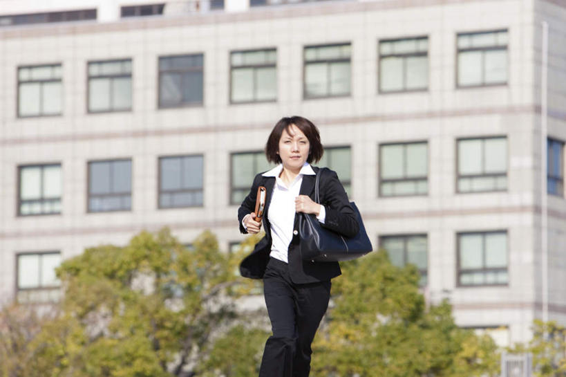 东方人,一个人,商务人士,商务女性,跑,横图,室外,白天,仰视,树林,植物,日本,亚洲,仅一个年轻女性,仅一个女性,仅一个人,握,阴影,套装,朦胧,模糊,光线,包,材料,档案,公文包,文件,影子,拿,拿着,注视,黄种人,树,树木,绿色,阳光,自然,资料,观察,看,商务楼,握着,生长,成长,公事包,观看,察看,关注,文档,商务装,工薪阶层,东亚,日本国,年轻女性,女人,女性,亚洲人,白领,上班族,跑步,半身,彩图,低角度拍摄