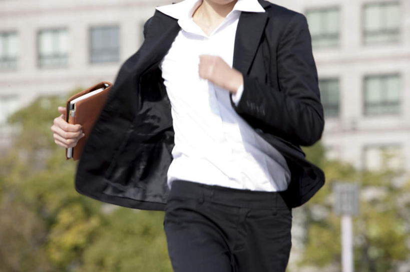 东方人,一个人,商务人士,商务女性,跑,横图,室外,特写,白天,正面,锻炼,运动,树林,植物,亚洲,仅一个年轻女性,仅一个女性,仅一个人,握,阴影,套装,朦胧,模糊,光线,材料,档案,文件,影子,拿,拿着,注视,黄种人,树,树木,绿色,阳光,自然,资料,观察,看,商务楼,握着,生长,成长,观看,察看,关注,文档,商务装,工薪阶层,体育,年轻女性,女人,女性,亚洲人,白领,上班族,跑步,半身,彩图,健身