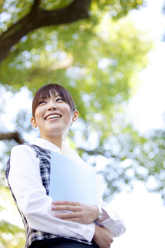 一个人,商务人士,商务女性,站,捧,笑,微笑,露齿笑,竖图,室外,白天,仰视,工作服,制服,树林,植物,仅一个年轻女性,仅一个女性,仅一个人,套装,朦胧,模糊,注视,树,树木,蓝色,绿色,蓝天,天空,自然,天,观察,看,站着,生长,晴朗,成长,观看,察看,关注,商务装,工薪阶层,万里无云,工作制服,年轻女性,女人,女性,亚洲人,白领,上班族,晴空,晴空万里,端,端着,捧着,手捧,站立,半身,彩图,低角度拍摄,工作套服