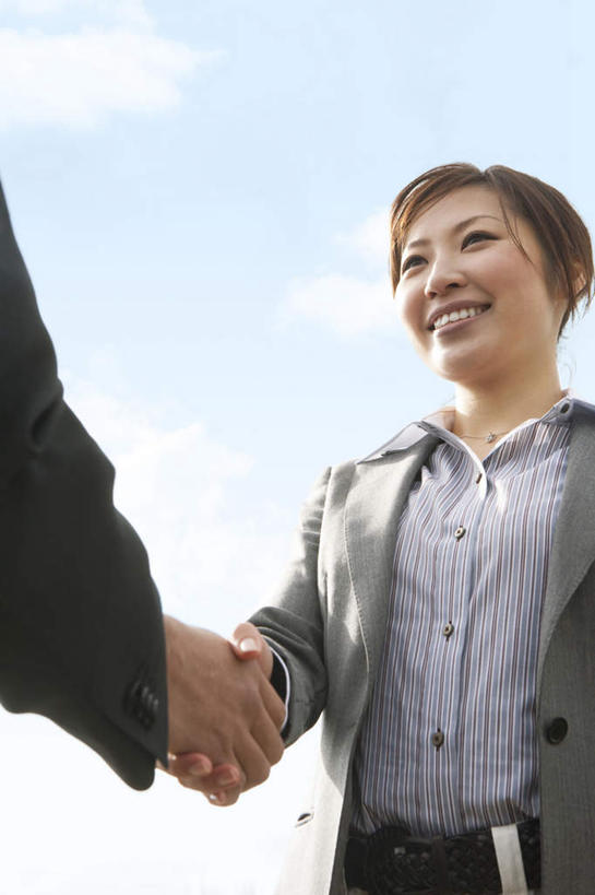 东方人,两个人,同事,商务人士,商务男性,商务女性,站,握手,竖图,室外,白天,仰视,衬衫,成功,合作,团队,集体,信心,亚洲,套装,朦胧,模糊,云,云朵,云彩,注视,黄种人,队伍,相视,蓝色,黑色,灰色,白云,蓝天,天空,天,观察,看,站着,面对面,晴朗,观看,对视,察看,领导,成就,关注,相对,商务装,合伙,领袖,工薪阶层,相看,男人,男性,年轻男性,年轻女性,女人,女性,亚洲人,白领,上班族,晴空,搀手,拉手,手搀手,手拉手,手牵手,手握手,站立,半身,彩图,低角度拍摄,衬衣
