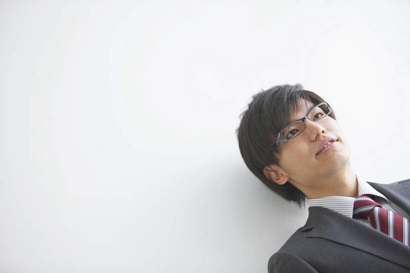 东方人,脸,头,脸颊,一个人,商务人士,商务男性,站,横图,室内,特写,白天,白色背景,仰视,衬衫,亚洲,仅一个男性,仅一个人,阴影,套装,反射,眼镜,影子,注视,黄种人,肩膀,仅一个年轻男性,黑色,观察,看,靠,靠着,站着,摄影,影棚,观看,察看,关注,商务装,近视眼镜,工薪阶层,男人,男性,年轻男性,亚洲人,头部,脸部,脸蛋,面部,白领,上班族,站立,半身,彩图,低角度拍摄,影棚拍摄,衬衣,拍摄