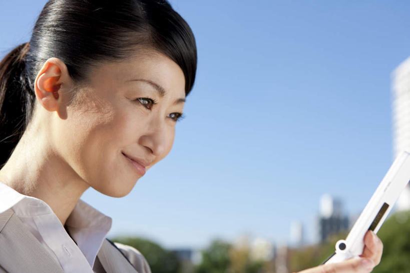 东方人,脸,头,脸颊,一个人,商务人士,商务女性,站,笑,微笑,露齿笑,横图,室外,特写,白天,侧面,亚洲,仅一个女性,仅一个人,握,阴影,套装,朦胧,模糊,光线,影子,拿,拿着,注视,黄种人,肩膀,蓝色,蓝天,天空,阳光,天,观察,看,站着,仅一个中年女性,握着,晴朗,观看,察看,关注,商务装,工薪阶层,万里无云,女人,女性,中年女性,亚洲人,头部,脸部,脸蛋,面部,白领,上班族,晴空,晴空万里,站立,半身,彩图