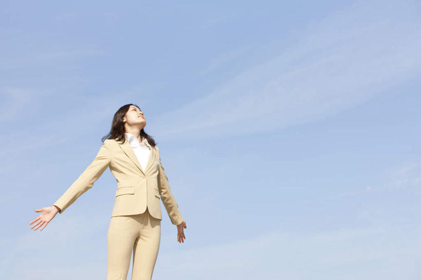 东方人,一个人,商务人士,商务女性,站,伸展双臂,横图,室外,白天,仰视,亚洲,仅一个年轻女性,仅一个女性,仅一个人,套装,云,云朵,云彩,注视,黄种人,蓝色,白云,蓝天,天空,天,观察,看,站着,晴朗,观看,察看,关注,商务装,工薪阶层,年轻女性,女人,女性,亚洲人,白领,上班族,晴空,敞开双臂,伸开双臂,抬头,仰头,展开双肩,站立,张开手臂,张开双臂,半身,彩图,低角度拍摄