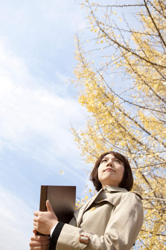 东方人,一个人,商务人士,商务女性,站,竖图,室外,白天,仰视,树林,植物,叶子,亚洲,仅一个年轻女性,仅一个女性,仅一个人,一本,握,阴影,套装,朦胧,模糊,光线,材料,档案,文件,影子,云,云朵,褐色,枯叶,落叶,拿,云彩,拿着,注视,黄种人,树,树木,蓝色,绿色,白云,蓝天,天空,阳光,自然,资料,天,观察,看,站着,金色,握着,生长,晴朗,成长,观看,察看,关注,文档,商务装,工薪阶层,年轻女性,女人,女性,亚洲人,白领,上班族,叶,叶片,晴空,站立,半身,彩图,低角度拍摄