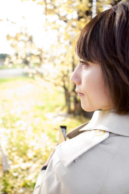 东方人,脸,头,脸颊,一个人,站,竖图,室外,特写,白天,树林,植物,叶子,亚洲,仅一个年轻女性,仅一个女性,仅一个人,服装,朦胧,模糊,枯叶,落叶,注视,休闲装,黄种人,肩膀,树,树木,背面,衣服,绿色,白色,自然,观察,看,站着,休闲,休闲服,金色,服饰,生长,成长,观看,察看,关注,年轻女性,女人,女性,亚洲人,头部,脸部,脸蛋,面部,叶,叶片,站立,半身,彩图