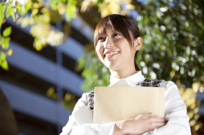 东方人,一个人,商务人士,商务女性,站,捧,笑,微笑,露齿笑,横图,室外,白天,仰视,树林,植物,亚洲,仅一个年轻女性,仅一个女性,仅一个人,套装,朦胧,模糊,材料,档案,文件,注视,黄种人,树,树木,绿色,自然,资料,观察,看,站着,生长,成长,观看,察看,关注,文档,商务装,工薪阶层,年轻女性,女人,女性,亚洲人,白领,上班族,端,端着,捧着,手捧,站立,半身,彩图,低角度拍摄