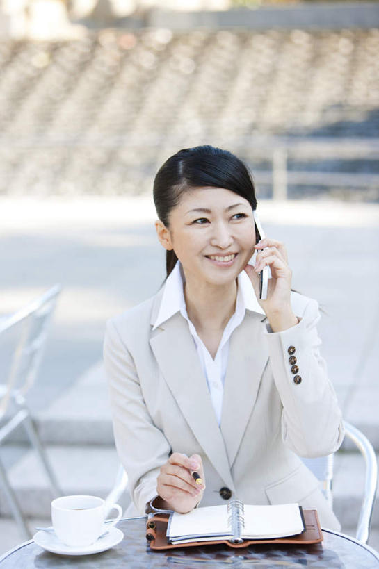东方人,一个人,商务人士,商务女性,坐,打电话,竖图,俯视,室外,白天,餐桌,桌面,桌子,杯子,餐具,电话,手机,亚洲,仅一个女性,仅一个人,握,套装,朦胧,模糊,笔,瓷器,碟子,盘,办公用品,记事本,咖啡杯,陶瓷制品,拿,拿着,注视,黄种人,通讯设备,文具,本子,笔记本,盘子,学习用品,碟,观察,看,仅一个中年女性,握着,餐台,观看,文具用品,察看,关注,瓷杯,商务装,工薪阶层,交流,女人,女性,中年女性,亚洲人,白领,上班族,沟通,通话,坐着,半身,彩图,高角度拍摄