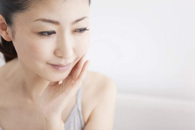 东方人,脸,头,脸颊,一个人,站,笑,摸,微笑,露齿笑,横图,俯视,室内,特写,白天,白色背景,侧面,亚洲,仅一个年轻女性,仅一个女性,仅一个人,抚摸,背心,注视,黄种人,穿,黑色,灰色,观察,看,站着,辫子,摄影,影棚,观看,察看,穿着,关注,年轻女性,女人,女性,亚洲人,头部,长发,脸部,脸蛋,面部,触摸,接触,站立,彩图,高角度拍摄,影棚拍摄,拍摄