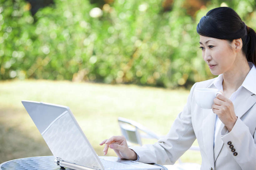 咖啡,东方人,一个人,商务人士,商务女性,坐,横图,室外,白天,正面,幸福,电脑,笔记本电脑,草地,草坪,植物,餐桌,桌面,桌子,杯子,椅子,金属制品,亚洲,仅一个女性,仅一个人,一把,敲打,握,阴影,套装,朦胧,模糊,光线,网络,金属,瓷器,影子,咖啡杯,陶瓷制品,一杯,拿,拿着,黄种人,娱乐,输入,通讯设备,草,树,树木,饮料,绿色,白色,阳光,自然,打字,仅一个中年女性,享受,休闲,温馨,放松,乐趣,握着,生长,成长,餐台,点击,敲击,提神,无线,舒适,瓷杯,醒脑,通信设备,商务装,无线网络,无线上网,便携式电脑,工薪阶层,一部,软饮料,按键,手提电脑,女人,女性,中年女性,亚洲人,白领,上班族,坐着,半身,彩图