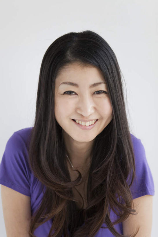 东方人,一个人,站,笑,微笑,露齿笑,竖图,室外,白天,白色背景,正面,亚洲,仅一个女性,仅一个人,服装,朦胧,模糊,注视,休闲装,黄种人,衣服,紫色,黑色,观察,看,站着,仅一个中年女性,休闲,短袖,休闲服,摄影,服饰,影棚,观看,察看,关注,女人,女性,中年女性,亚洲人,长发,卷发,站立,半身,彩图,影棚拍摄,拍摄