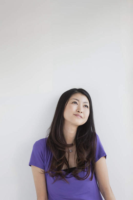 东方人,一个人,站,竖图,室外,白天,白色背景,正面,亚洲,仅一个女性,仅一个人,服装,朦胧,模糊,注视,休闲装,黄种人,衣服,紫色,黑色,观察,看,站着,仅一个中年女性,休闲,短袖,休闲服,摄影,服饰,影棚,观看,察看,关注,女人,女性,中年女性,亚洲人,长发,卷发,站立,半身,彩图,影棚拍摄,拍摄