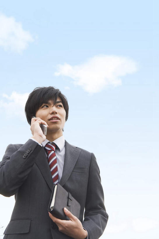 东方人,一个人,商务人士,商务男性,站,捧,打电话,竖图,室外,白天,仰视,衬衫,电话,手机,亚洲,仅一个男性,仅一个人,一本,握,套装,朦胧,模糊,云,云朵,记事本,拿,云彩,拿着,黄种人,通讯设备,仅一个年轻男性,蓝色,黑色,白云,蓝天,天空,本子,笔记本,天,站着,握着,晴朗,商务装,工薪阶层,交流,男人,男性,年轻男性,亚洲人,白领,上班族,晴空,端,端着,沟通,捧着,手捧,通话,站立,半身,彩图,低角度拍摄,衬衣