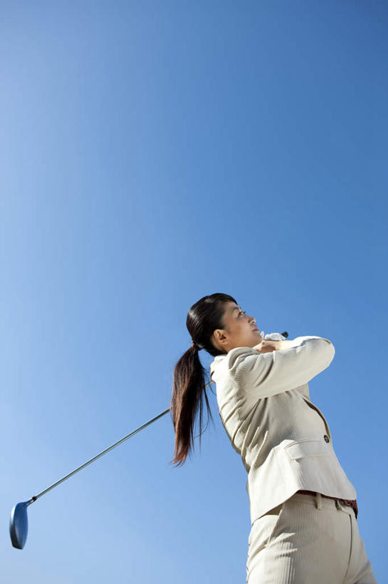 东方人,一个人,商务人士,商务女性,站,举,竖图,室外,白天,仰视,金属制品,亚洲,仅一个女性,仅一个人,一把,握,阴影,套装,朦胧,模糊,光线,金属,高尔夫,高尔夫球,影子,拿,拿着,黄种人,蓝色,黑色,蓝天,天空,阳光,天,托,站着,仅一个中年女性,辫子,握着,晴朗,高尔夫球杆,商务装,工薪阶层,高尔夫运动,高尔夫球具,万里无云,女人,女性,中年女性,亚洲人,长发,白领,上班族,晴空,晴空万里,举起,举手,举着,向上举,向上伸,向上托,站立,半身,彩图,低角度拍摄