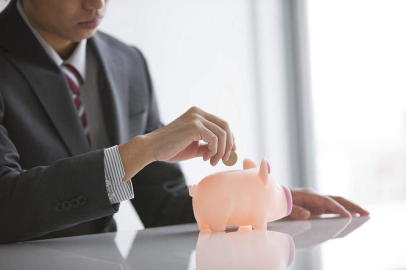 东方人,一个人,商务人士,商务男性,办公室,坐,投,横图,室内,白天,正面,衬衫,钱,窗户,家具,落地窗,桌面,桌子,亚洲,仅一个男性,仅一个人,握,套装,朦胧,模糊,木制,钱币,塑料,办公桌,一枚,拿,拿着,黄种人,玻璃窗,仅一个年轻男性,一个,粉色,白色,木制品,容器,塑料制品,储蓄罐,器皿,储蓄,存钱,握着,金融,理财,经济,单个,资金,存钱罐,商务装,存款,流通,贸易,工薪阶层,贮钱罐,储钱罐,扑满,办公家具,货币,现金,硬币,男人,男性,年轻男性,亚洲人,白领,上班族,抛,扔,撒,掷,坐着,半身,彩图,衬衣