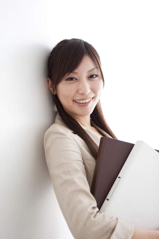 东方人,一个人,商务人士,商务女性,站,捧,笑,微笑,露齿笑,竖图,室内,白天,白色背景,侧面,亚洲,仅一个年轻女性,仅一个女性,仅一个人,套装,朦胧,模糊,材料,档案,文件,文件夹,扭头,注视,黄种人,两个,白色,黑色,资料,观察,看,靠,靠着,站着,转头,摄影,影棚,观看,察看,关注,文档,商务装,工薪阶层,年轻女性,女人,女性,亚洲人,长发,白领,上班族,端,端着,捧着,手捧,站立,半身,彩图,影棚拍摄,拍摄