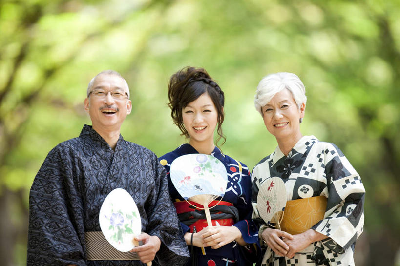 东方人,三个人,家庭,夫妻,母亲,父亲,女儿,站,笑,微笑,露齿笑,横图,室外,白天,正面,民族服装,爱情,植物,亚洲,握,阴影,和服,朦胧,模糊,光线,扇子,影子,折扇,纸扇,三把,浪漫,清凉,拿,拿着,注视,黄种人,凉爽,文化,穿,树,树木,绿色,白色,阳光,自然,观察,看,靠,靠着,站着,温暖,温馨,父女,母女,三口之家,一家人,恩爱,父爱,母爱,握着,恋人,服饰,生长,成长,观看,和睦,察看,穿着,关注,吴服,唐草,唐花,唐锦,撒扇,老年男性,老年女性,男人,男性,年轻女性,女人,女性,亚洲人,年轻人,夫妇,情侣,站立,半身,彩图,传统服装,民俗服,伴侣,融洽,传统文化