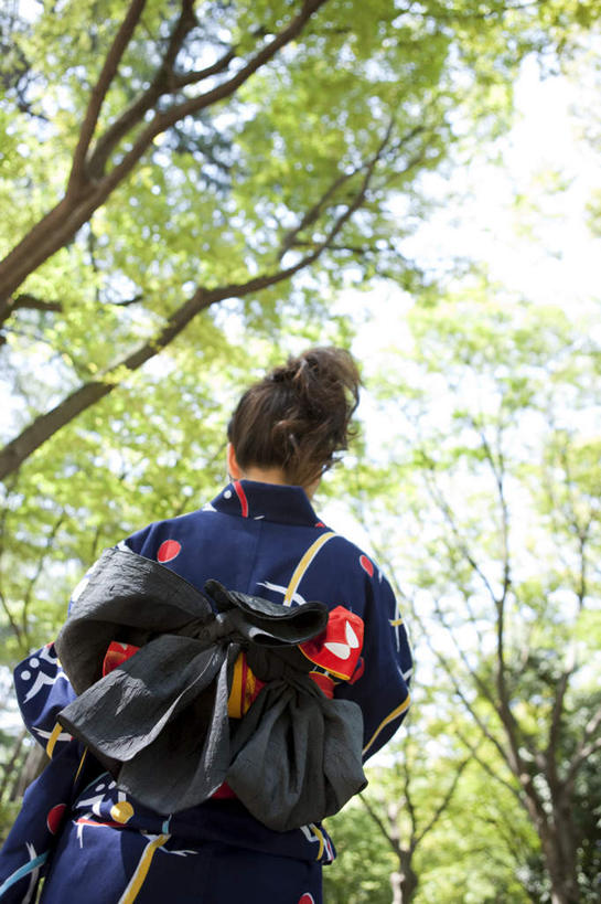 东方人,一个人,站,竖图,室外,白天,仰视,民族服装,树林,太阳,植物,亚洲,仅一个年轻女性,仅一个女性,仅一个人,阴影,和服,朦胧,模糊,光线,影子,黄种人,娱乐,树,树木,绿色,天空,阳光,自然,天,站着,享受,放松,服饰,生长,成长,吴服,唐草,唐花,唐锦,年轻女性,女人,女性,亚洲人,站立,半身,彩图,低角度拍摄,传统服装,民俗服