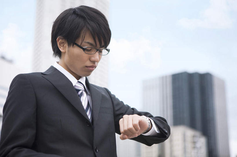 东方人,一个人,商务人士,商务男性,高楼大厦,横图,室外,白天,仰视,衬衫,大厦,建筑,摩天大楼,日本,亚洲,仅一个男性,仅一个人,阴影,套装,朦胧,模糊,时间,光线,时钟,手表,眼镜,影子,云,云朵,计时,云彩,注视,黄种人,仅一个年轻男性,蓝色,白云,蓝天,天空,阳光,钟表,天,观察,看,表,晴朗,观看,腕表,察看,关注,商务装,近视眼镜,工薪阶层,东亚,日本国,男人,男性,年轻男性,亚洲人,白领,上班族,钟,晴空,半身,彩图,低角度拍摄,衬衣,大楼,高层建筑,高楼,摩天楼