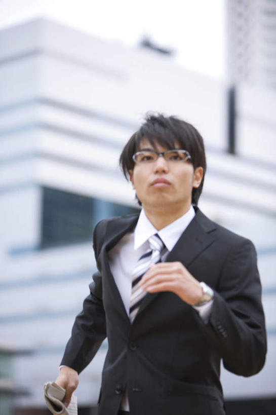 东方人,一个人,商务人士,商务男性,高楼大厦,跑,竖图,室外,白天,正面,衬衫,大厦,建筑,摩天大楼,日本,亚洲,仅一个男性,仅一个人,阴影,套装,朦胧,模糊,光线,眼镜,影子,云,云朵,云彩,注视,黄种人,仅一个年轻男性,蓝色,白云,蓝天,天空,阳光,天,观察,看,晴朗,观看,察看,关注,商务装,近视眼镜,工薪阶层,东亚,日本国,男人,男性,年轻男性,亚洲人,白领,上班族,晴空,跑步,半身,彩图,衬衣,大楼,高层建筑,高楼,摩天楼