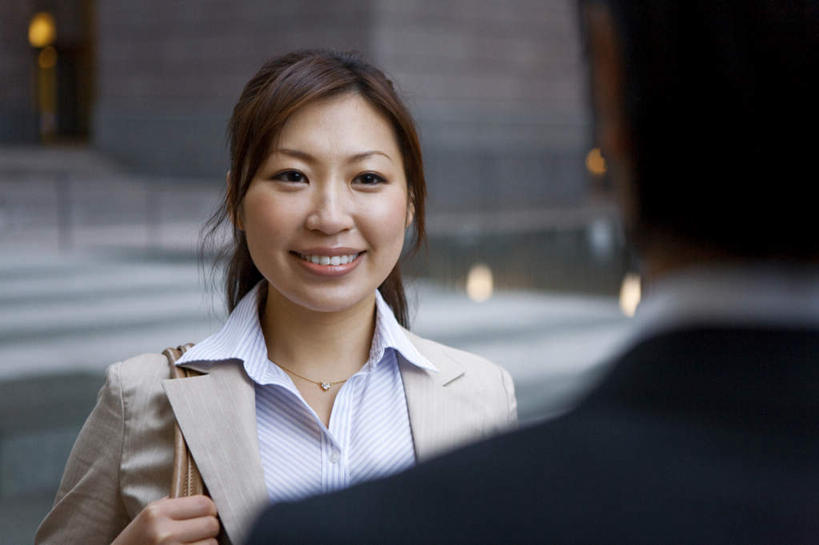 东方人,背部,两个人,同事,商务人士,商务男性,商务女性,高楼大厦,栏杆,站,笑,微笑,露齿笑,横图,室外,白天,正面,衬衫,成功,合作,团队,集体,信心,楼梯,大厦,道路,建筑,路,摩天大楼,公路,照明,亚洲,套装,朦胧,模糊,包,皮包,阶梯,围栏,灯光,交通,注视,黄种人,队伍,护栏,墙壁,台阶,灯,灯具,落地灯,扶,观察,看,站着,观看,单肩包,照亮,察看,领导,照明设备,成就,关注,商务装,合伙,领袖,工薪阶层,男人,男性,年轻男性,年轻女性,女人,女性,亚洲人,白领,上班族,马路,站立,半身,彩图,衬衣,大楼,高层建筑,高楼,摩天楼