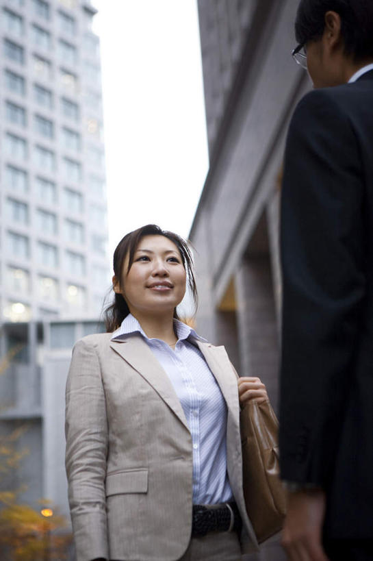 东方人,两个人,同事,商务人士,商务男性,商务女性,高楼大厦,站,笑,微笑,露齿笑,竖图,室外,白天,仰视,衬衫,成功,合作,团队,集体,信心,楼梯,大厦,道路,建筑,路,摩天大楼,公路,照明,亚洲,套装,包,皮包,阶梯,灯光,交通,注视,黄种人,队伍,墙壁,台阶,灯,扶,观察,看,站着,观看,单肩包,照亮,察看,领导,照明设备,成就,关注,商务装,合伙,领袖,工薪阶层,男人,男性,年轻男性,年轻女性,女人,女性,亚洲人,白领,上班族,马路,站立,半身,彩图,低角度拍摄,衬衣,大楼,高层建筑,高楼,摩天楼