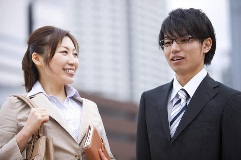 东方人,两个人,同事,商务人士,商务男性,商务女性,高楼大厦,站,笑,说,微笑,露齿笑,横图,室外,白天,仰视,衬衫,讨论,成功,合作,团队,集体,信心,大厦,建筑,摩天大楼,亚洲,套装,朦胧,模糊,包,皮包,眼镜,记事本,拿,拿着,注视,黄种人,队伍,本子,笔记本,扶,观察,看,站着,观看,单肩包,察看,领导,成就,关注,商务装,合伙,领袖,近视眼镜,工薪阶层,交流,男人,男性,年轻男性,年轻女性,女人,女性,亚洲人,白领,上班族,沟通,讲话,交谈,商讨,说话,谈话,站立,半身,彩图,低角度拍摄,衬衣,大楼,高层建筑,高楼,摩天楼