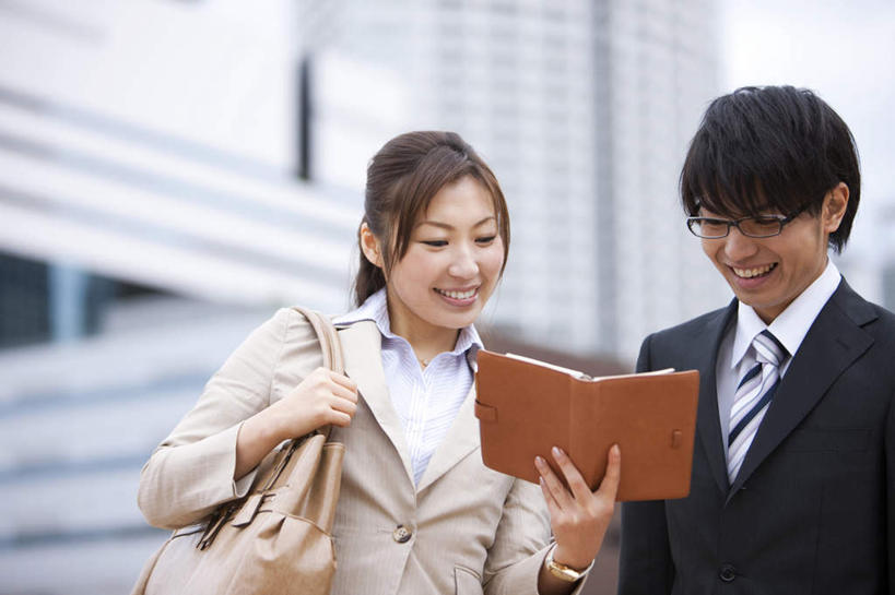 东方人,两个人,同事,商务人士,商务男性,商务女性,高楼大厦,笑,说,微笑,露齿笑,横图,室外,白天,正面,衬衫,讨论,成功,合作,团队,集体,信心,大厦,建筑,摩天大楼,亚洲,套装,朦胧,模糊,包,皮包,眼镜,记事本,拿,拿着,注视,黄种人,队伍,本子,笔记本,扶,观察,看,观看,单肩包,察看,领导,成就,关注,商务装,合伙,领袖,近视眼镜,工薪阶层,交流,男人,男性,年轻男性,年轻女性,女人,女性,亚洲人,白领,上班族,沟通,讲话,交谈,商讨,说话,谈话,半身,彩图,衬衣,大楼,高层建筑,高楼,摩天楼