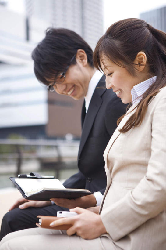 东方人,两个人,同事,商务人士,商务男性,商务女性,高楼大厦,坐,笑,微笑,露齿笑,竖图,室外,白天,侧面,衬衫,成功,合作,团队,集体,信心,大厦,建筑,摩天大楼,手机,亚洲,套装,朦胧,模糊,包,皮包,眼镜,记事本,拿,拿着,注视,黄种人,队伍,本子,笔记本,观察,看,观看,单肩包,察看,领导,成就,关注,商务装,合伙,领袖,近视眼镜,工薪阶层,男人,男性,年轻男性,年轻女性,女人,女性,亚洲人,白领,上班族,坐着,半身,彩图,衬衣,大楼,高层建筑,高楼,摩天楼