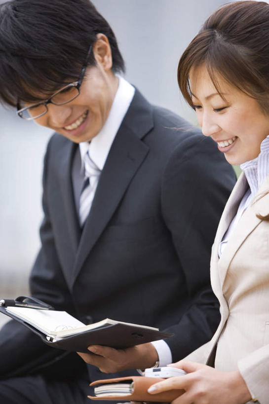 东方人,两个人,同事,商务人士,商务男性,商务女性,坐,笑,微笑,露齿笑,竖图,室外,白天,正面,衬衫,成功,合作,团队,集体,信心,手机,亚洲,套装,包,皮包,眼镜,记事本,拿,拿着,注视,黄种人,队伍,本子,笔记本,观察,看,观看,单肩包,察看,领导,成就,关注,商务装,合伙,领袖,近视眼镜,工薪阶层,男人,男性,年轻男性,年轻女性,女人,女性,亚洲人,白领,上班族,坐着,半身,彩图,衬衣