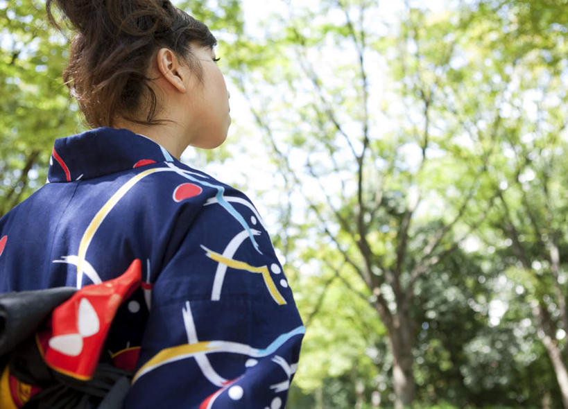 东方人,一个人,站,横图,室外,白天,仰视,民族服装,树林,植物,亚洲,仅一个年轻女性,仅一个女性,仅一个人,阴影,花纹,和服,朦胧,模糊,光线,图案,影子,注视,黄种人,娱乐,树,树木,绿色,阳光,自然,观察,看,站着,享受,休闲,放松,服饰,生长,成长,观看,察看,关注,吴服,唐草,唐花,唐锦,年轻女性,女人,女性,亚洲人,站立,半身,彩图,低角度拍摄,传统服装,民俗服