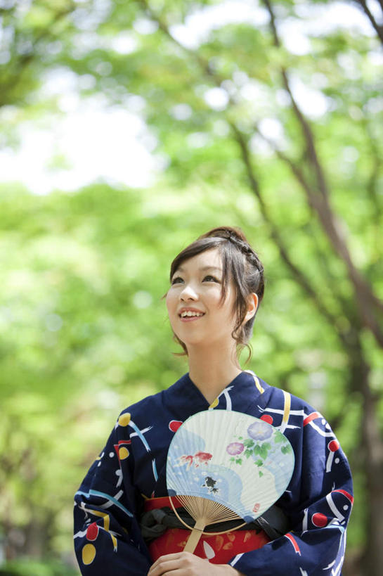 东方人,手,一个人,站,笑,微笑,露齿笑,竖图,室外,白天,仰视,民族服装,树林,植物,亚洲,仅一个年轻女性,仅一个女性,仅一个人,握,阴影,花纹,和服,朦胧,模糊,光线,扇子,图案,影子,清凉,注视,黄种人,凉爽,文化,娱乐,树,树木,绿色,阳光,自然,观察,看,站着,享受,休闲,手部,放松,握着,服饰,生长,成长,观看,察看,关注,吴服,唐草,唐花,唐锦,年轻女性,女人,女性,亚洲人,站立,半身,彩图,低角度拍摄,传统服装,民俗服,传统文化