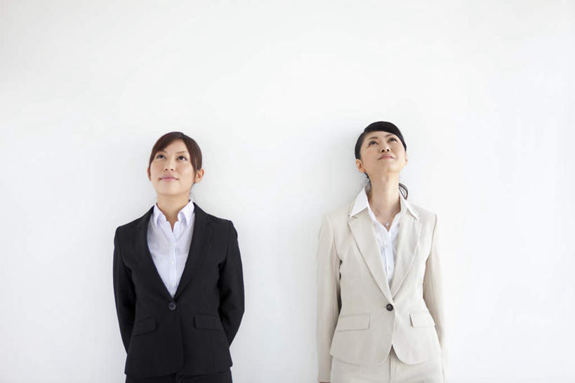 东方人,两个人,同事,商务人士,商务女性,站,横图,室内,白天,白色背景,正面,成功,合作,团队,集体,信心,亚洲,套装,注视,黄种人,队伍,墙壁,白色,观察,看,站着,摄影,影棚,观看,察看,领导,成就,关注,商务装,合伙,领袖,工薪阶层,背手,年轻女性,女人,女性,亚洲人,白领,上班族,抬头,仰头,站立,半身,彩图,影棚拍摄,拍摄