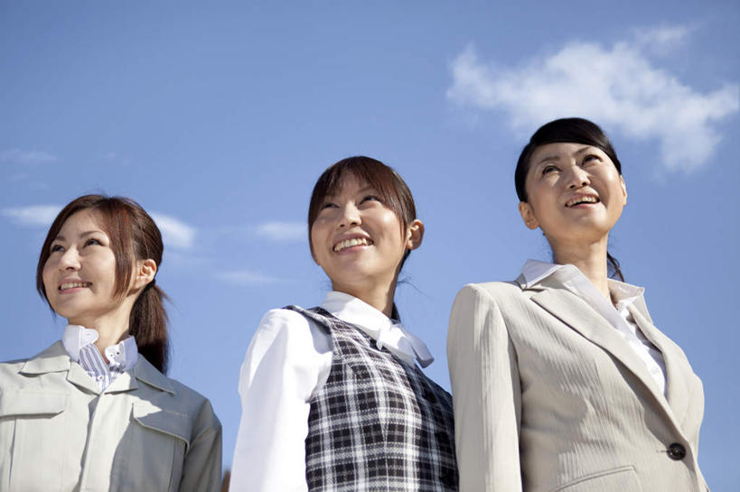 东方人,三个人,同事,商务人士,商务女性,站,笑,微笑,露齿笑,横图,室内,白天,仰视,成功,合作,团队,集体,信心,亚洲,套装,云,云朵,云彩,注视,黄种人,队伍,蓝色,白云,蓝天,天空,天,观察,看,站着,观看,察看,领导,成就,关注,商务装,合伙,领袖,工薪阶层,年轻女性,女人,女性,亚洲人,白领,上班族,站立,半身,彩图,低角度拍摄