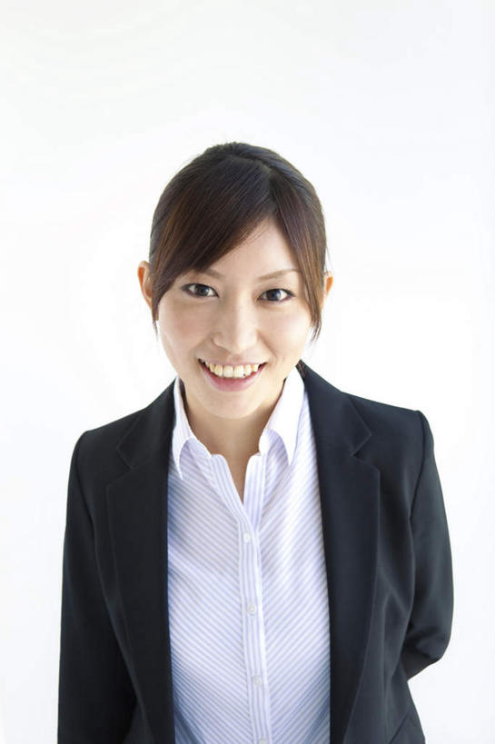 东方人,一个人,商务人士,商务女性,站,笑,微笑,露齿笑,竖图,室内,白天,白色背景,正面,亚洲,仅一个年轻女性,仅一个女性,仅一个人,套装,注视,黄种人,观察,看,站着,摄影,影棚,观看,察看,关注,商务装,工薪阶层,背手,年轻女性,女人,女性,亚洲人,白领,上班族,站立,半身,彩图,影棚拍摄,拍摄