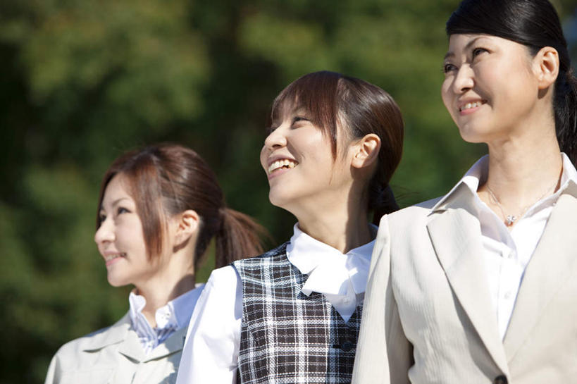 东方人,三个人,同事,商务人士,商务女性,站,笑,微笑,露齿笑,横图,室外,白天,仰视,成功,合作,团队,集体,信心,树林,植物,亚洲,套装,朦胧,模糊,注视,黄种人,队伍,树,树木,绿色,自然,观察,看,站着,生长,成长,观看,察看,领导,成就,关注,商务装,合伙,领袖,工薪阶层,年轻女性,女人,女性,亚洲人,白领,上班族,抬头,站立,半身,彩图,低角度拍摄