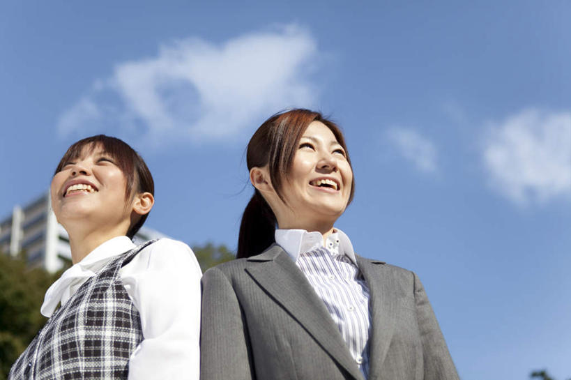 东方人,两个人,同事,商务人士,商务女性,家,站,笑,微笑,露齿笑,横图,室外,白天,仰视,成功,合作,团队,集体,信心,树林,植物,亚洲,阴影,套装,朦胧,模糊,光线,影子,房屋,屋子,云,云朵,云彩,注视,黄种人,队伍,楼房,住宅,树,树木,蓝色,绿色,白云,蓝天,天空,阳光,自然,天,观察,看,站着,生长,晴朗,成长,观看,察看,领导,成就,关注,商务装,合伙,领袖,工薪阶层,年轻女性,女人,女性,亚洲人,白领,上班族,晴空,站立,半身,彩图,低角度拍摄,房子